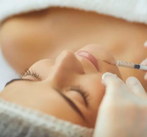 Aplicación de esperma de salmón en labios - Clínica BeDharma - Medellín, Colombia