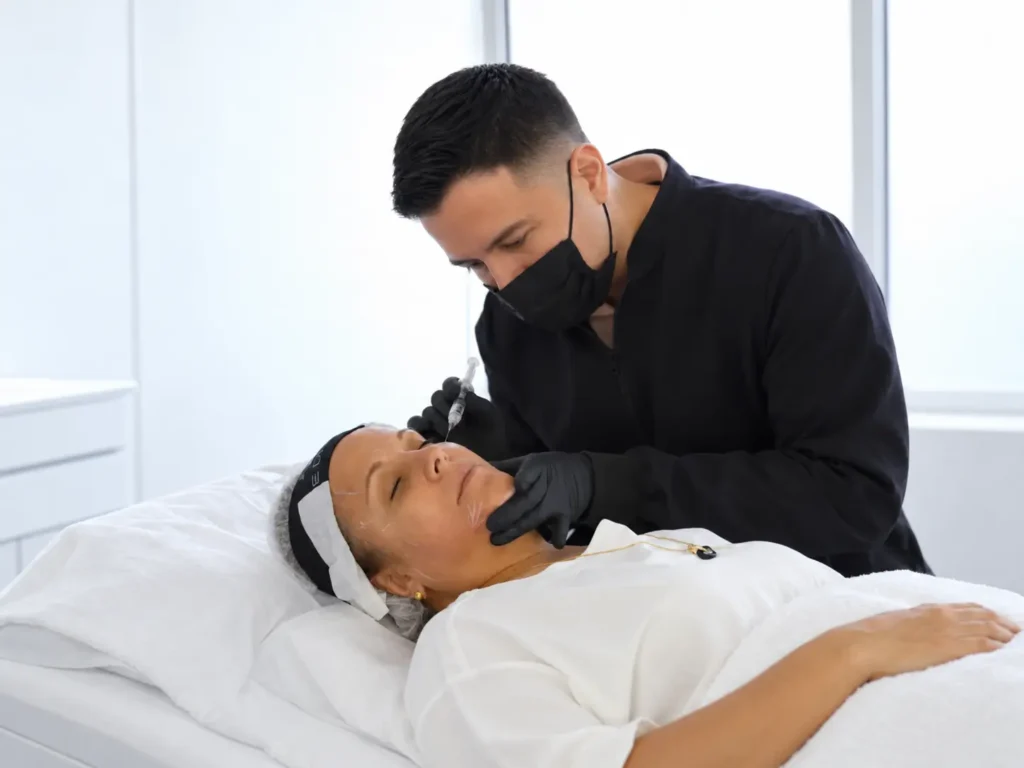 Dr. David Delgado aplicando tratamiento para mejorar la calidad de la piel - Clínica Be Dharma - Medellín, Colombia