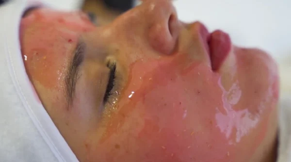Hydrating facial treatment applied to a woman’s skin during a HydraFacial in Medellín
